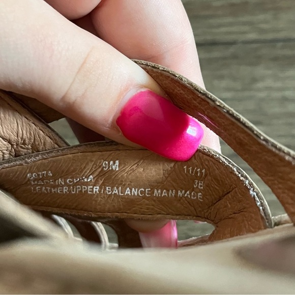 Gold woven crisscross Clark slip on sandals - Picture 5 of 8